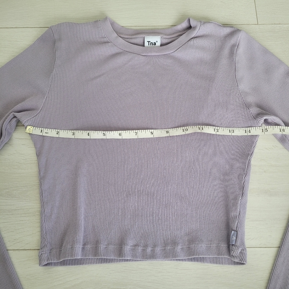 Aritzia TNA Ribbed Long Sleeve Cropped Top Shirt Size Medium Lavender - Picture 6 of 7